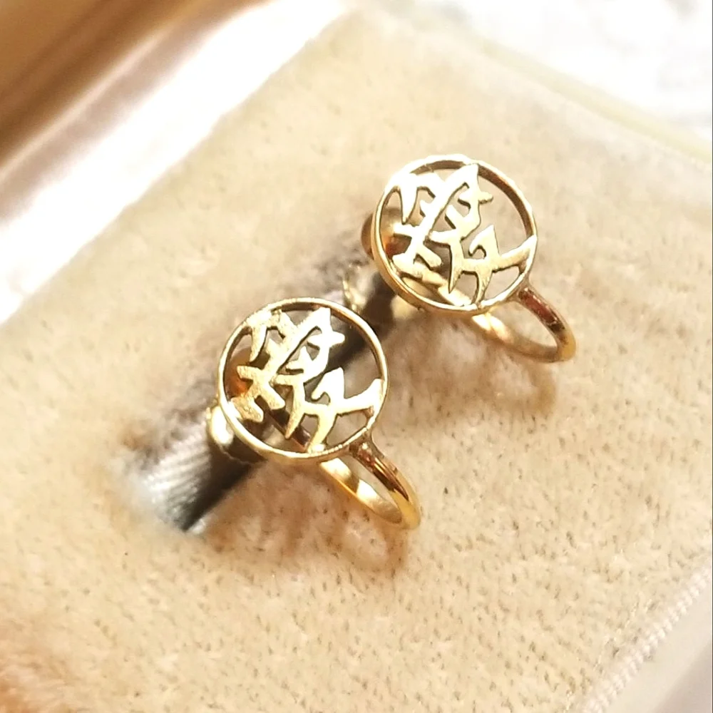 SOLID 14KT GOLD Vintage Asian Screw on Earrings - Picture 1 of 6